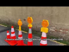 Pachołek drogowy i światło ostrzegawcze