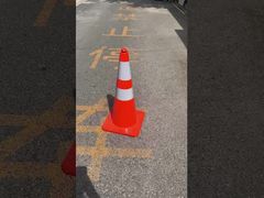 Uchwyt z pętelką do łatwego przenoszenia w kształcie stożka drogowego