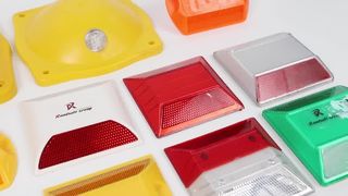Plastikowe odblaskowe kołki drogowe