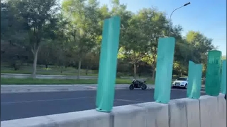 Tablice przeciwodblaskowe zapewniające bezpieczniejszą jazdę po autostradzie